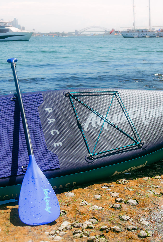 Aquaplanet PACE 10'6″ aufblasbares Paddle-Board-Paket – Blaugrün/Mitternacht